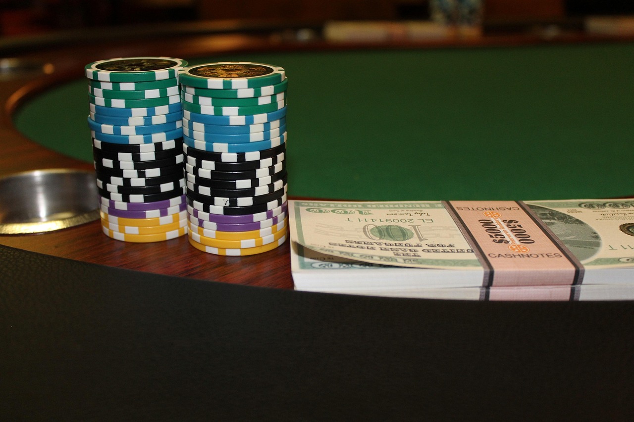 酒桌扑克牌游戏喊大小，规则、心理战与防醉指南