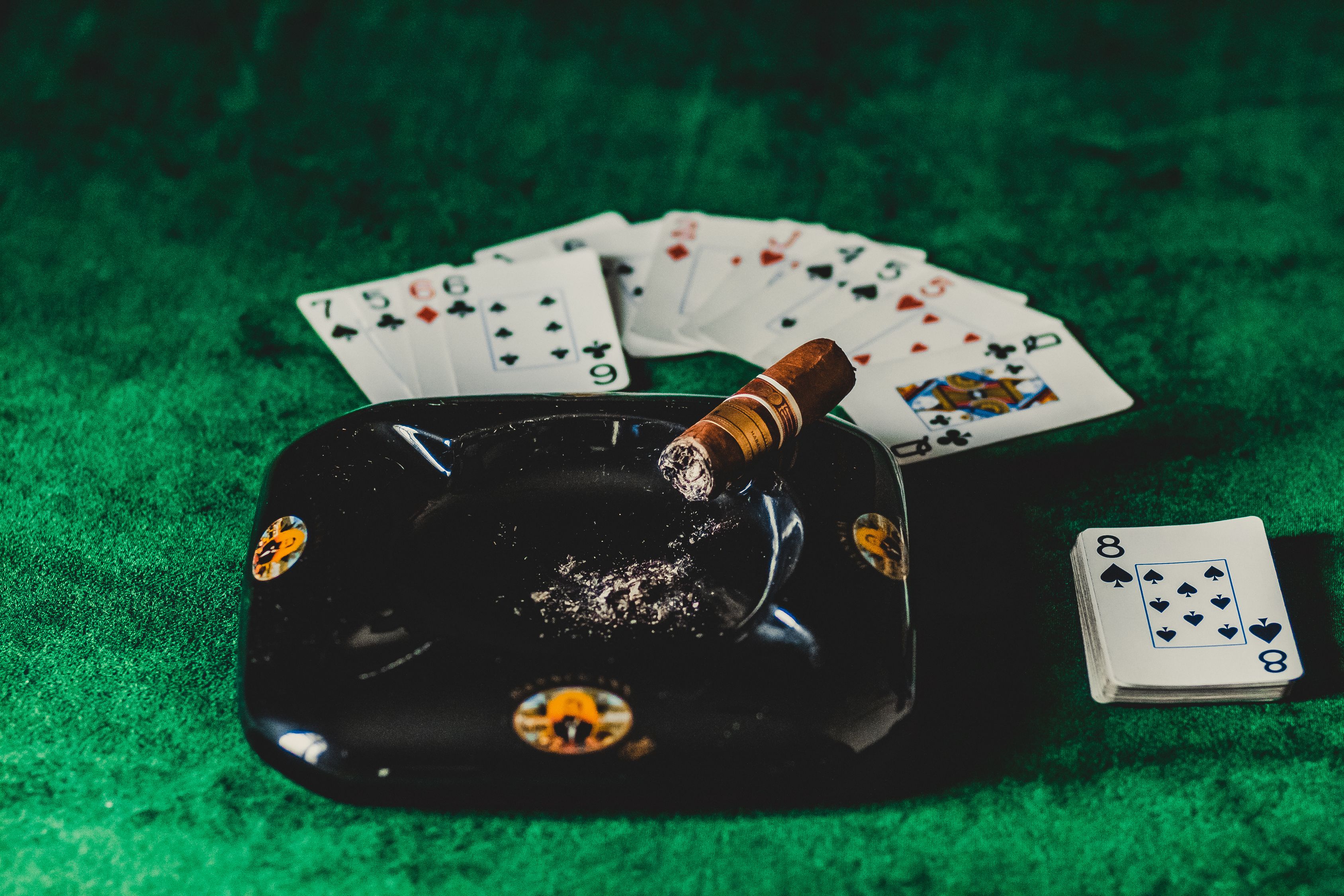 双扣扑克牌里的飞机，会打的人，早就不靠运气了